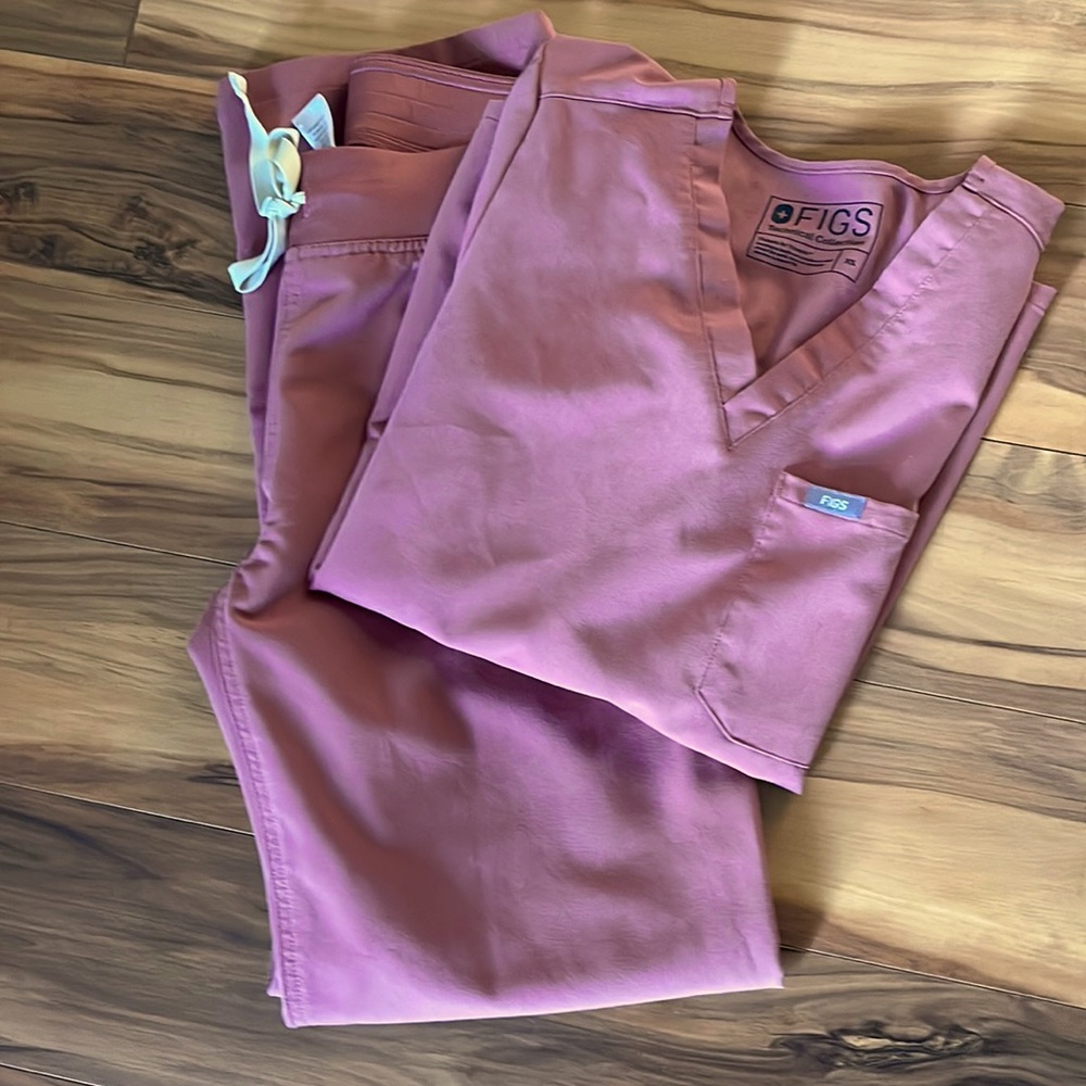 FIGS mauve scrub set